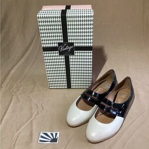 Vintage By Jeffrey Campbell Deposit Ivory/ Black Patent Flats Women's Size 7.5
